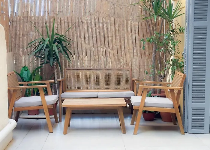 Central Studio - Bright & Modern - Private Terrace - Aircon - Near Train & Beach