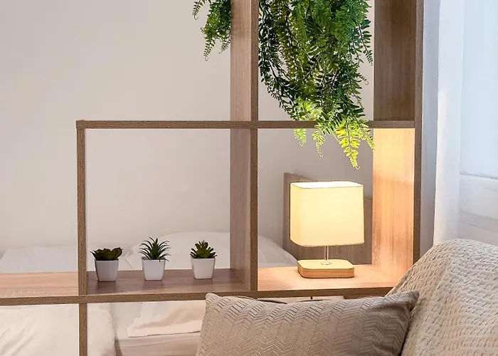 Central Studio - Bright & Modern - Private Terrace - Aircon - Near Train & Beach