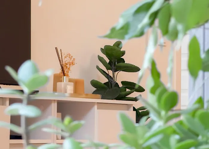 Central Studio - Bright & Modern - Private Terrace - Aircon - Near Train & Beach