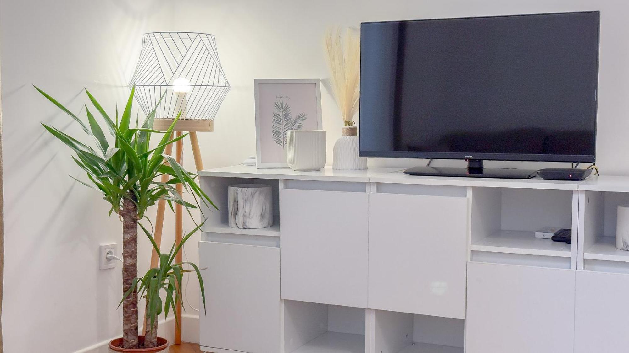 - Bright & Modern - Private Terrace - Aircon - Near Train & * Nice