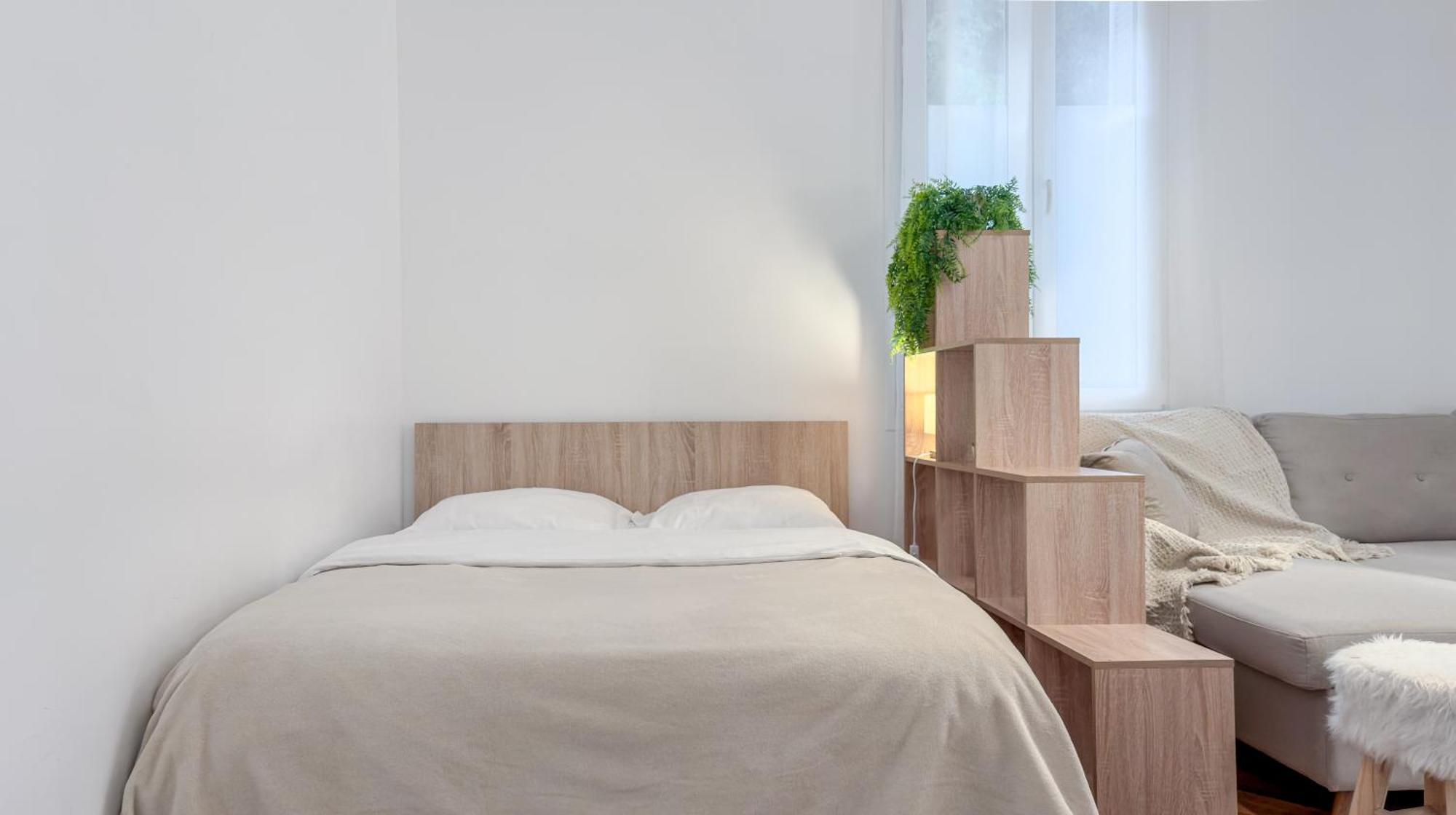 - Bright & Modern - Private Terrace - Aircon - Near Train & Apartment