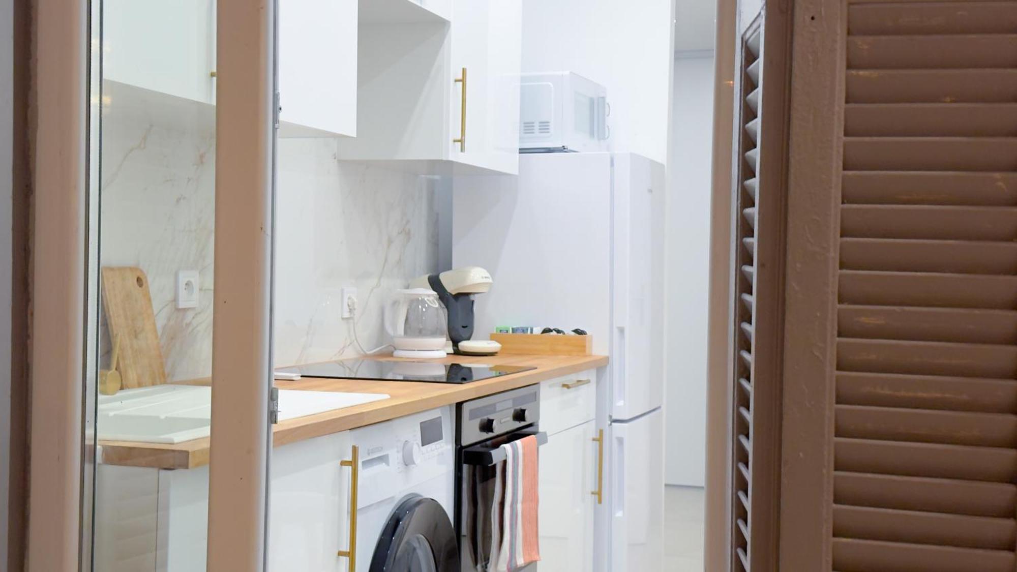 - Bright & Modern - Private Terrace - Aircon - Near Train & Apartamento