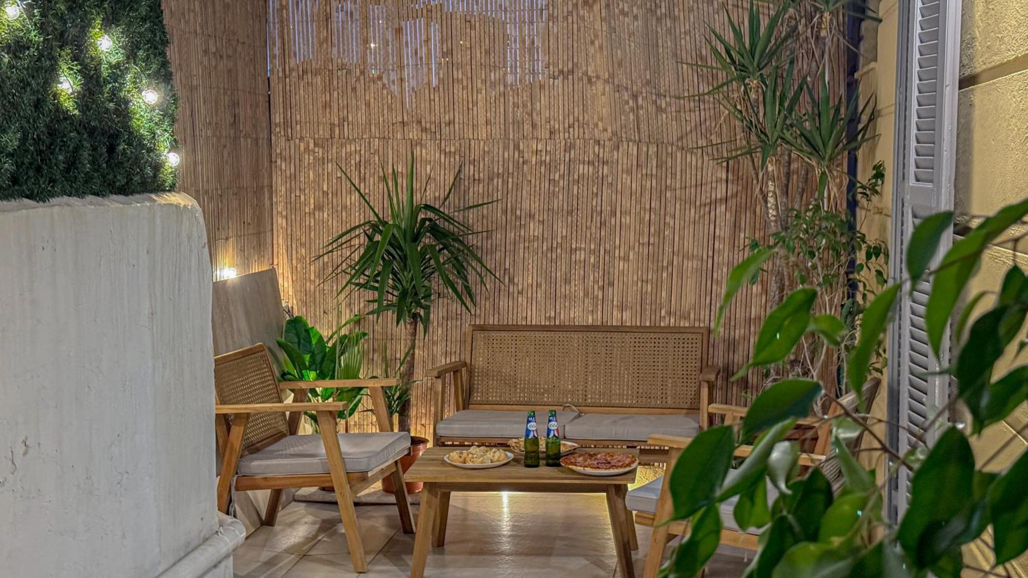 - Bright & Modern - Private Terrace - Aircon - Near Train & * Nice
