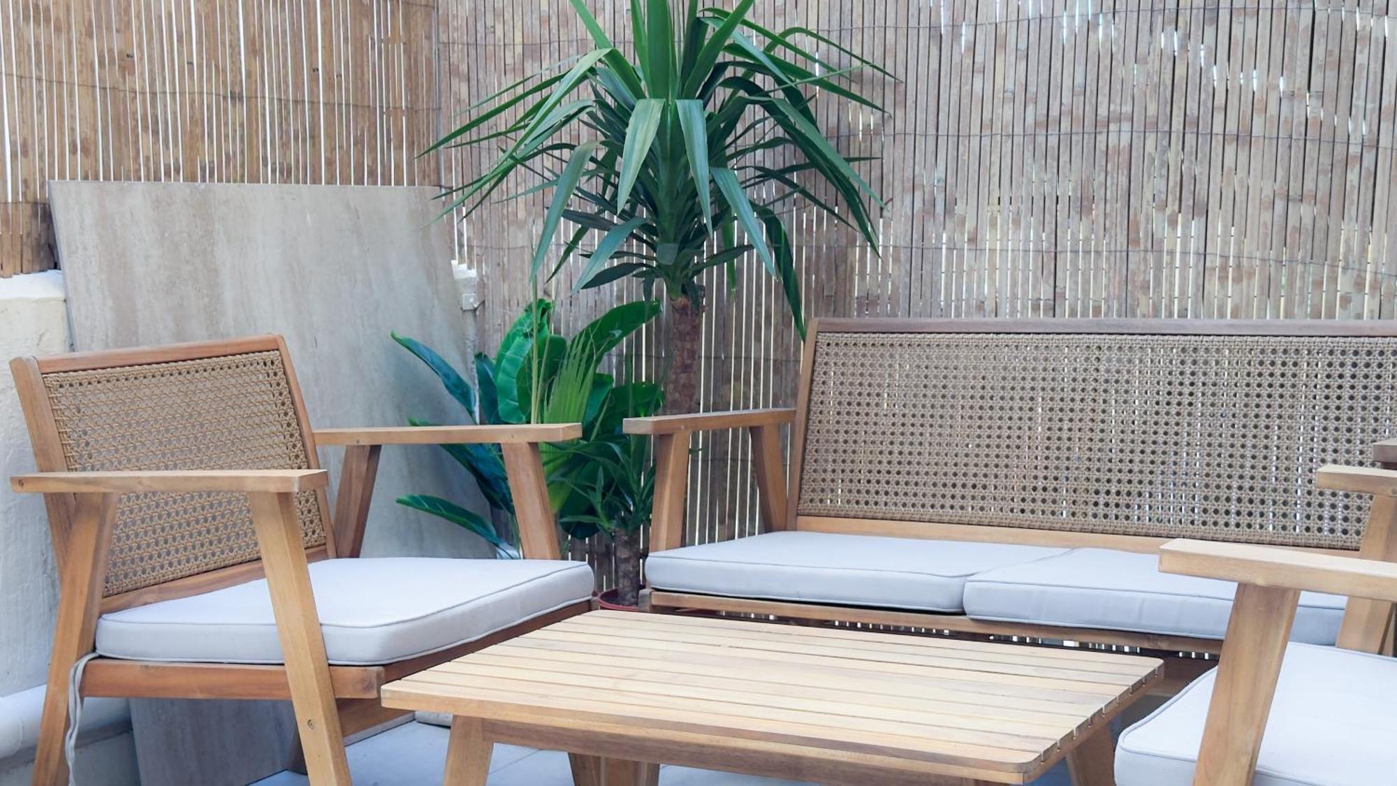- Bright & Modern - Private Terrace - Aircon - Near Train & Apartment Nice