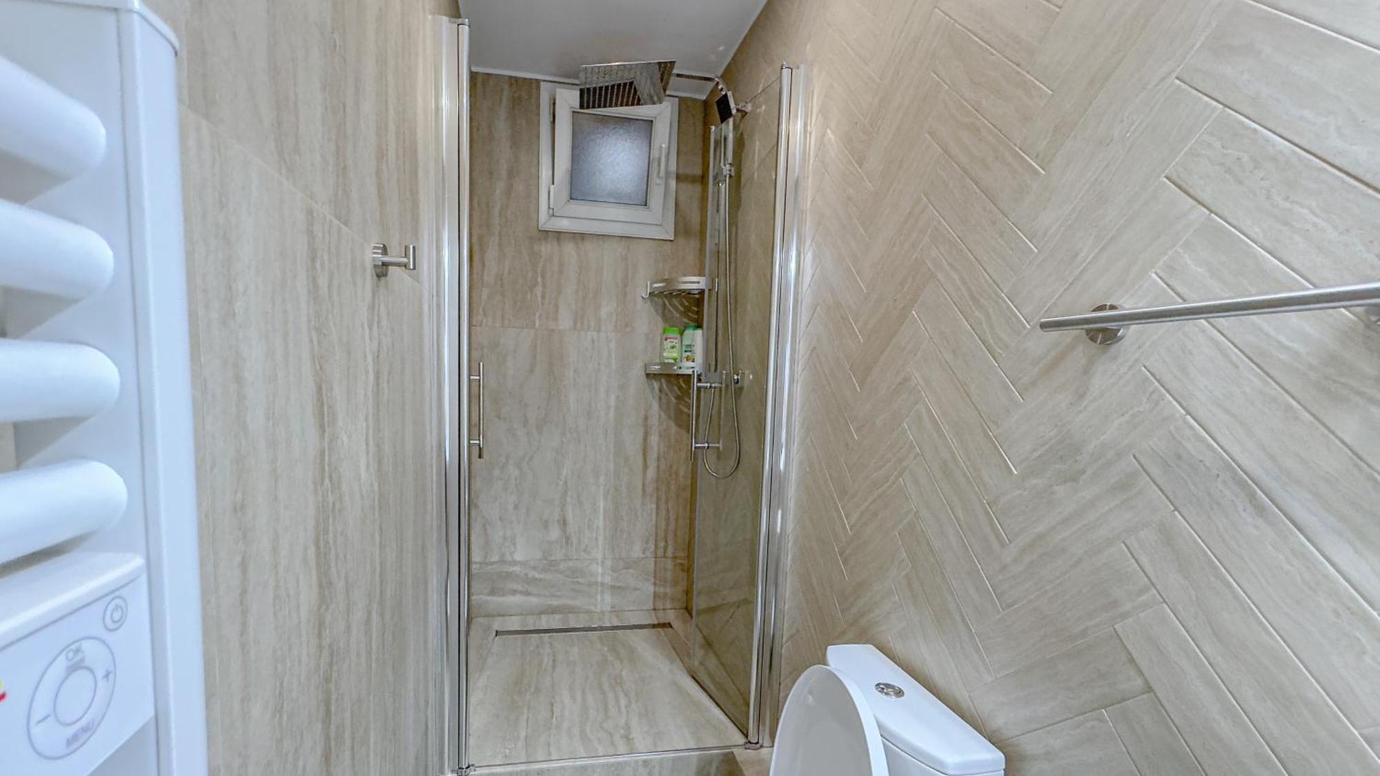 - Bright & Modern - Private Terrace - Aircon - Near Train & Nice